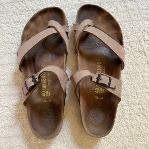 Birkenstock’s Womens 9 brown